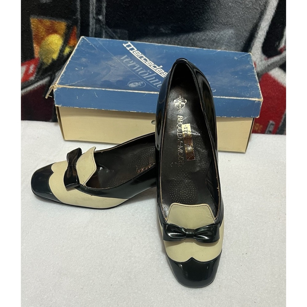 Women's  Mercedes Patent Leather Shoes Rate Size 4 1/2 F Green & Beige Mid‎ Heel